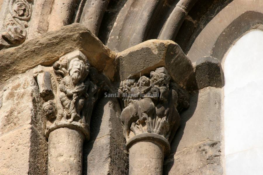 Capiteles del lado izquierdo de la ventana del ábside mayor