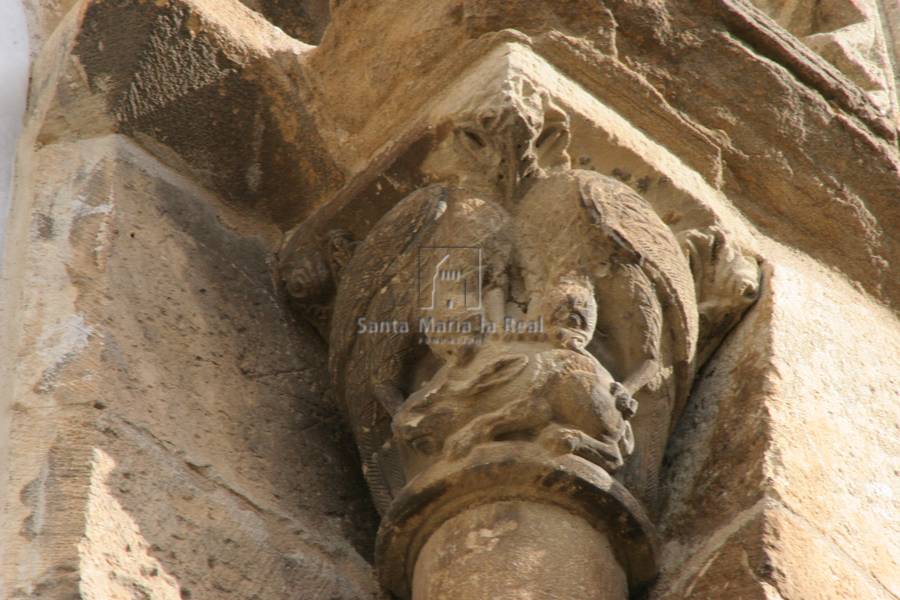 Capitel del lado derecho de una ventana de la cabecera