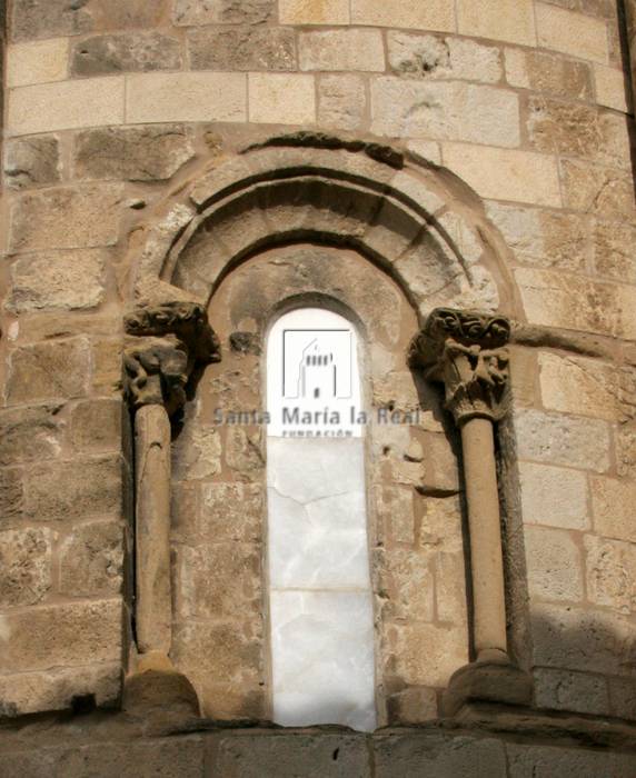 Vista exterior de una ventana de la cabecera