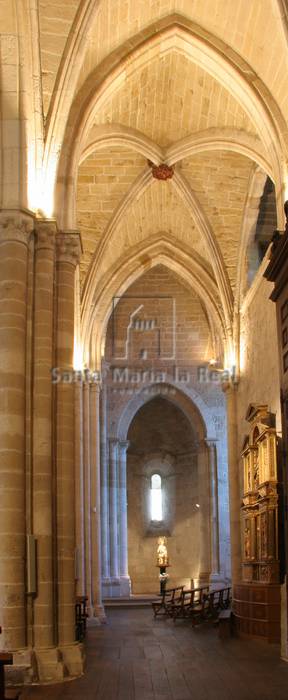 Vista interior de la nave lateral desde los pies