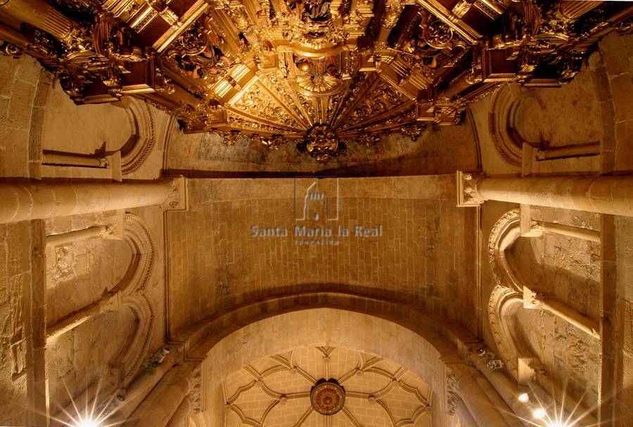 Detalle interior de la bóveda y arco del ábside central