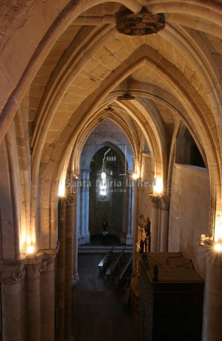 Vista interior de la nave lateral desde los pies