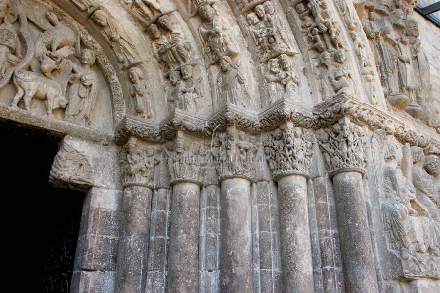 Detalle de las arquivoltas y capiteles del lado derecho de la portada norte