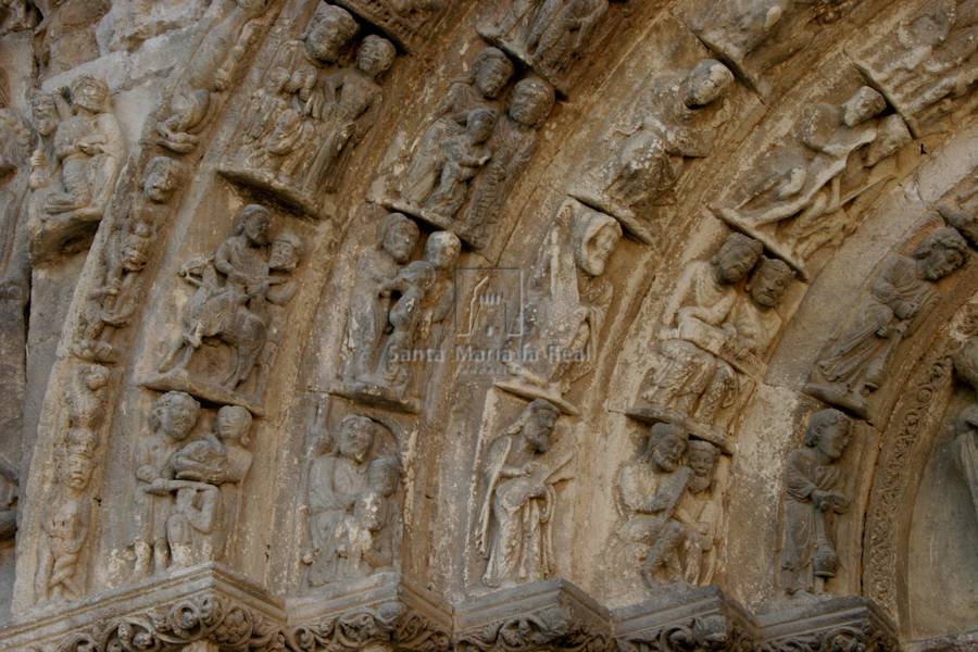 Detalle de las arquivoltas del lado izquierdo de la portada norte