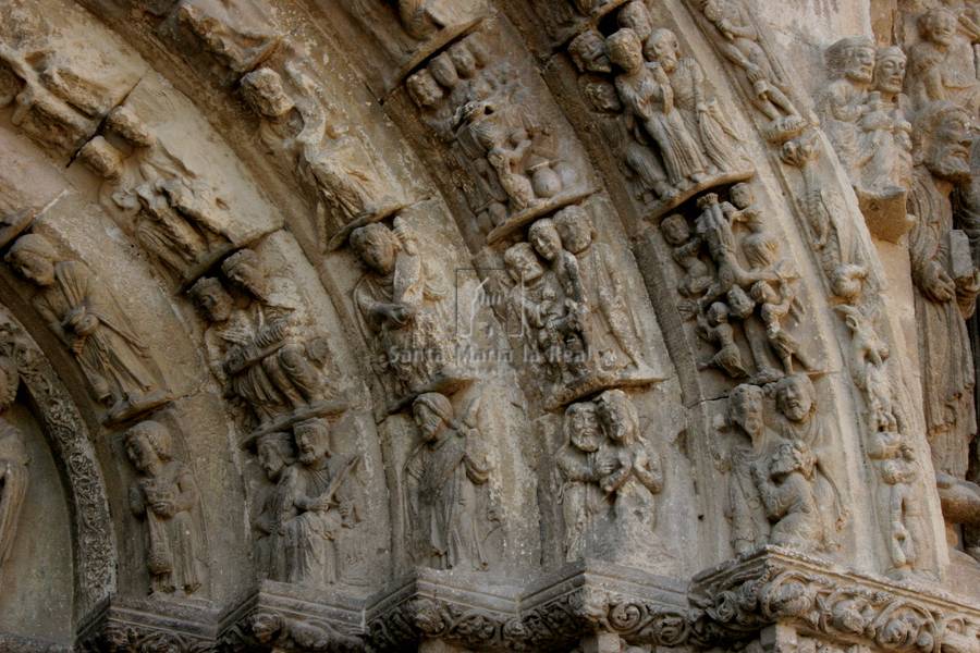 Detalle de las arquivoltas del lado derecho de la portada norte