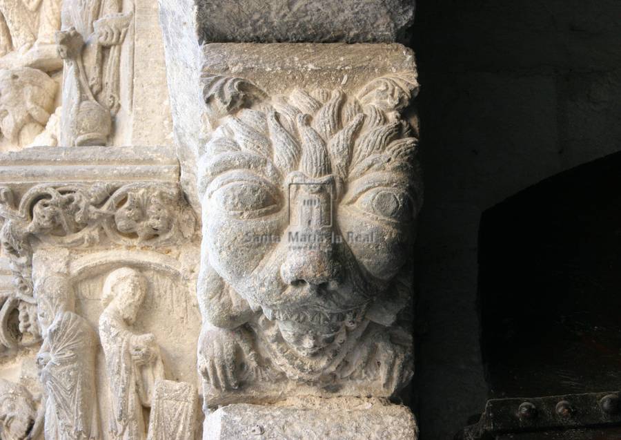 Ménsula del lado izquierdo de la portada norte. Cabeza de león devorando un hombre