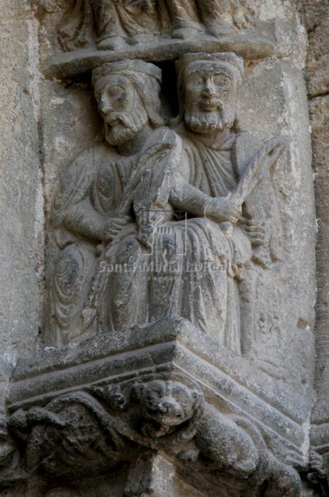 Detalle del lado derecho de la segunda arquivolta de la portada norte. Pareja de ancianos del Apocalipsis