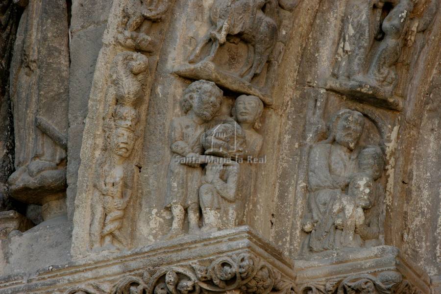 Detalle de la quinta y cuarta arquivolta del lado izquierdo de la portada norte