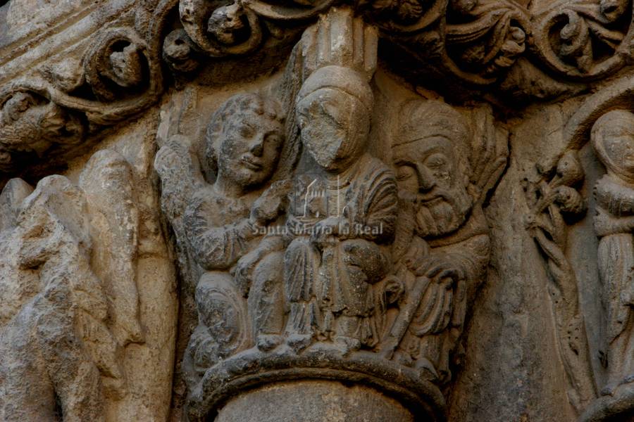 Capitel del lado izquierdo de la portada norte. Anunciación