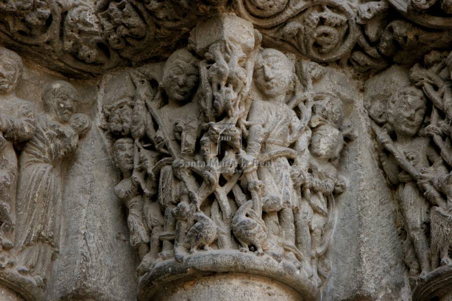 Capitel del lado derecho de la portada norte