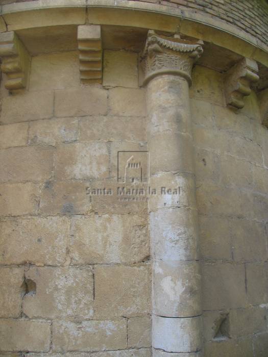 Detalle exterior de una semicolumna y canicellos del ábside