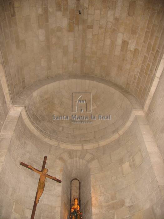 Vista interior de la bóveda del ábside y nave