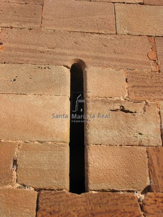 Detalle de una ventana saetera cegada del ábside