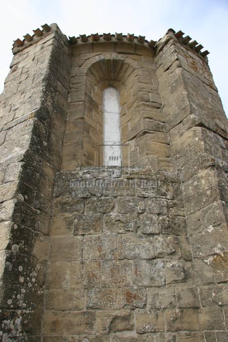Detalle del ábside con contrafuertes y ventana Detalle del ábside con contrafuertes y ventana