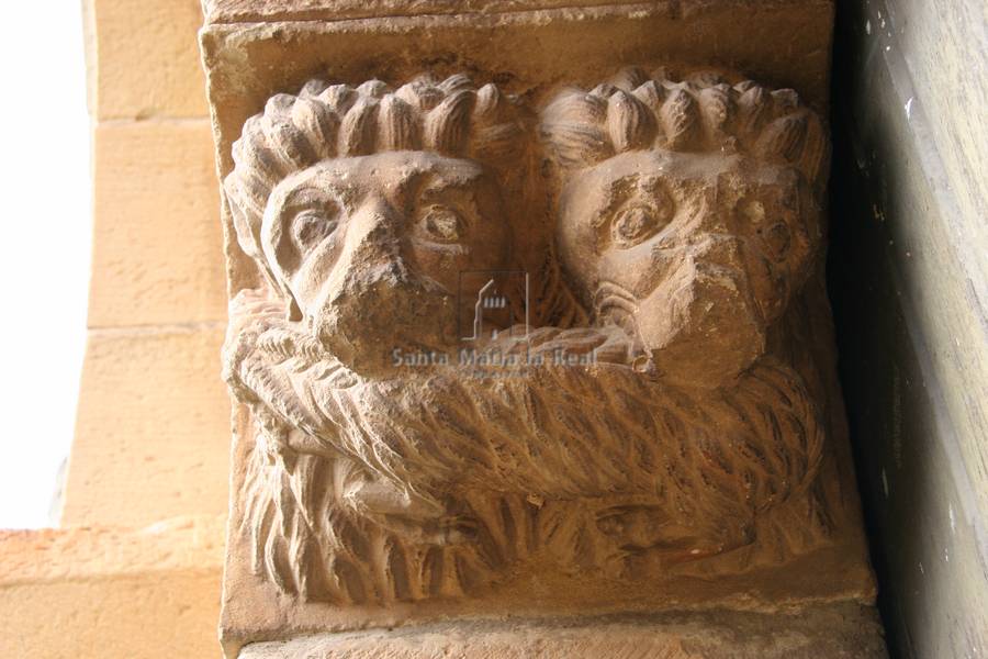 Ménsulas de la portada