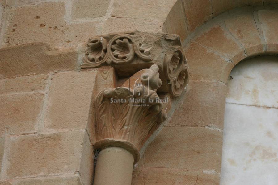 Capitel  vegetal de ventana del ábside
