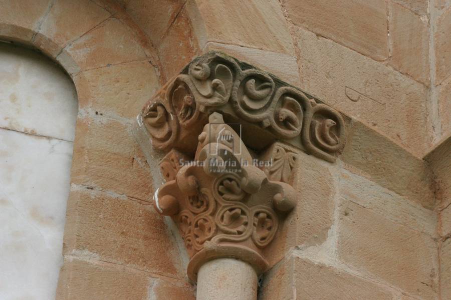 Capitel vegetal de ventana del ábside