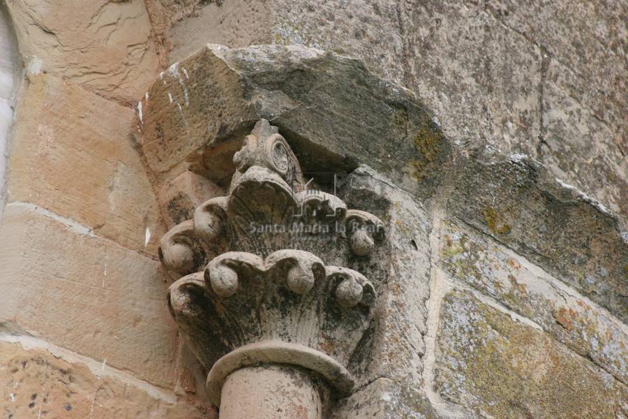 Capitel vegetal de ventana del ábside