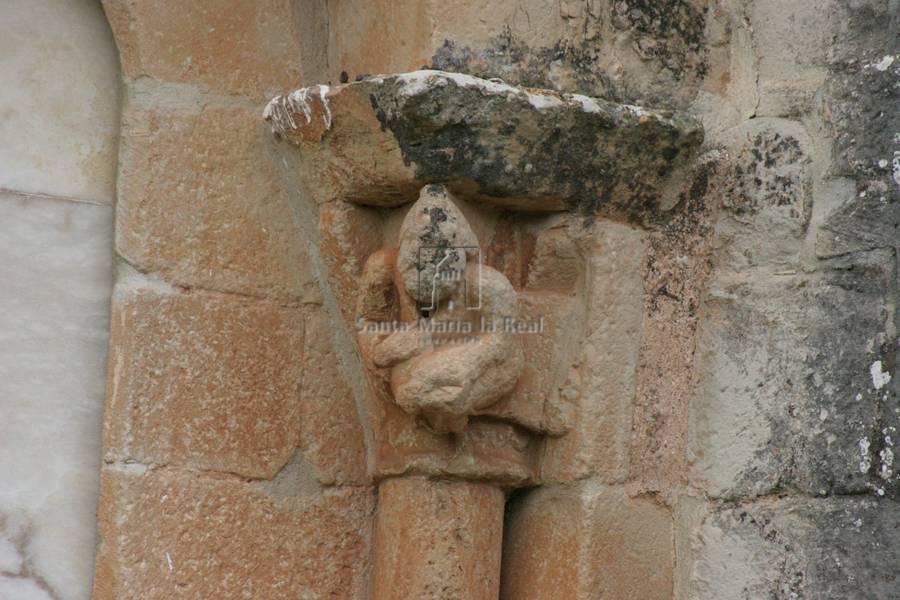 Capitel figurado de ventana del ábside