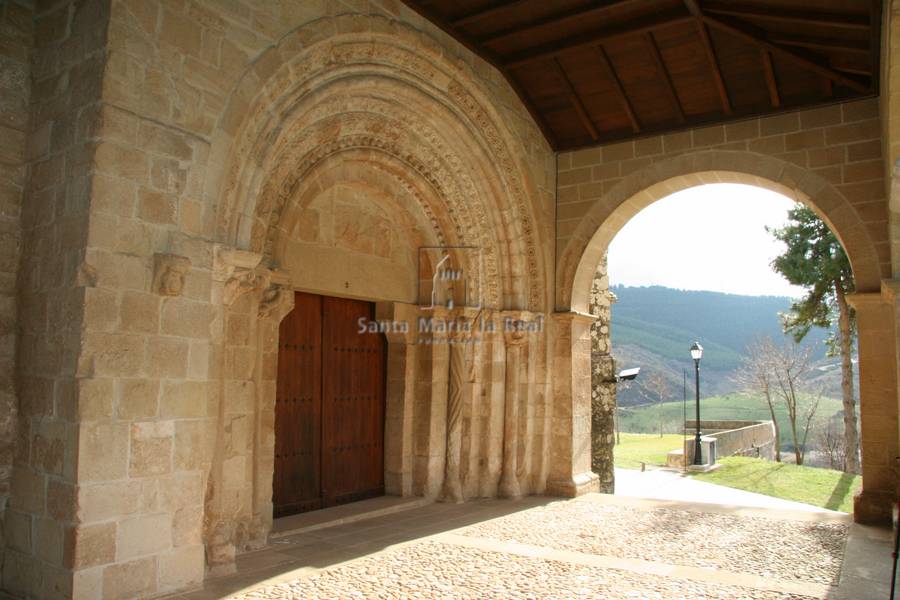 Portada con portico occidental