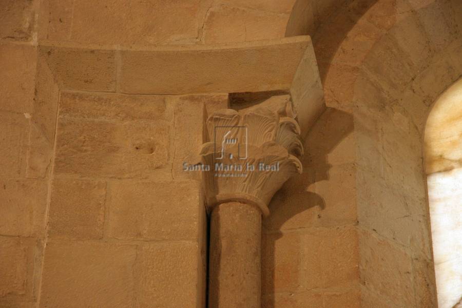 Capitel vegetal de ventana del ábside