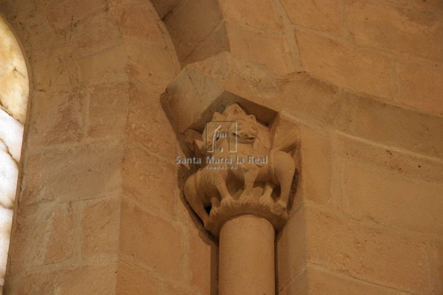 Capitel  de la ventana del ábside