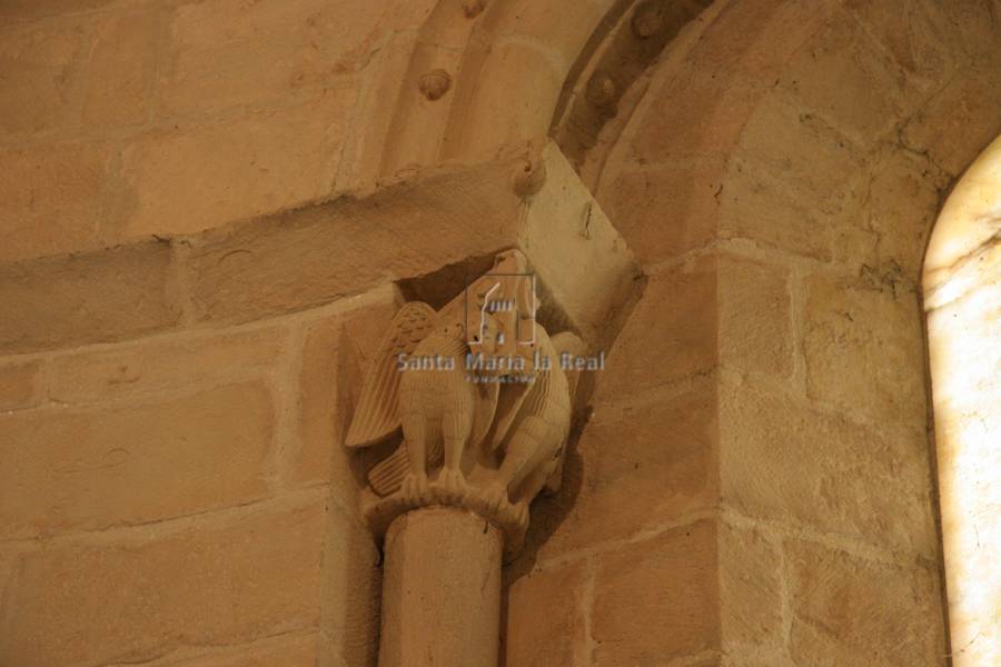 Capitel de ventana del ábside