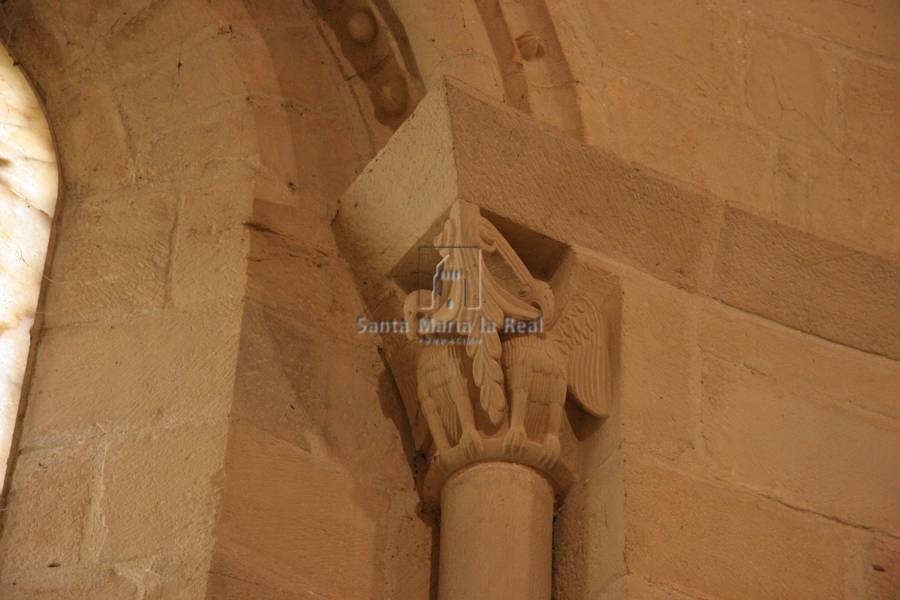 Capitel de ventana del ábside