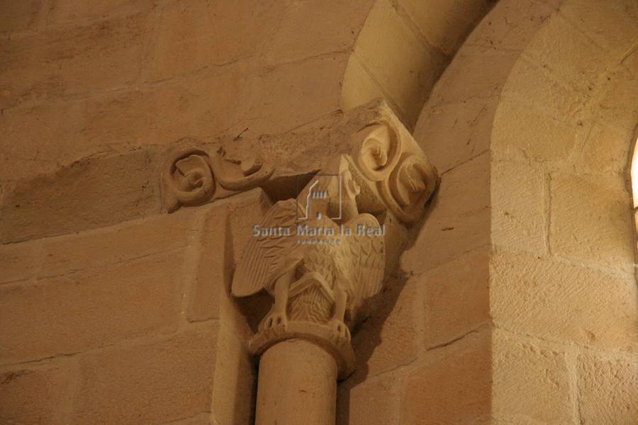 Capitel de ventana del ábside