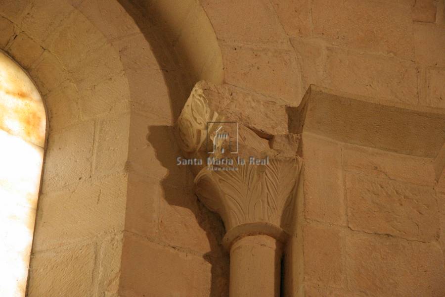 Capitel de ventana del ábside