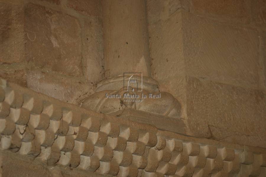 Detalle de basa e imposta taqueada del ábside