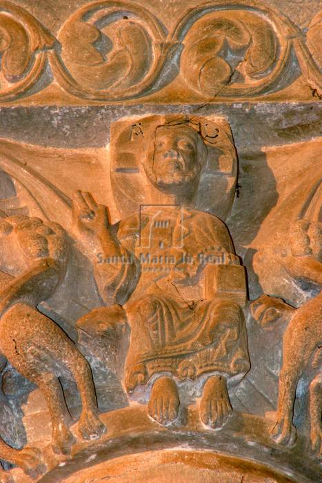 Detalle de Cristo sentado y con nimbo crucífero,del capitel firmado por Sancivs Detalle de Cristo sentado y con nimbo crucífero,del capitel firmado por Sancivs