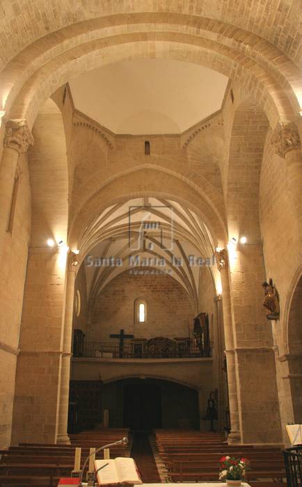 Interior de la nave hacia los pies