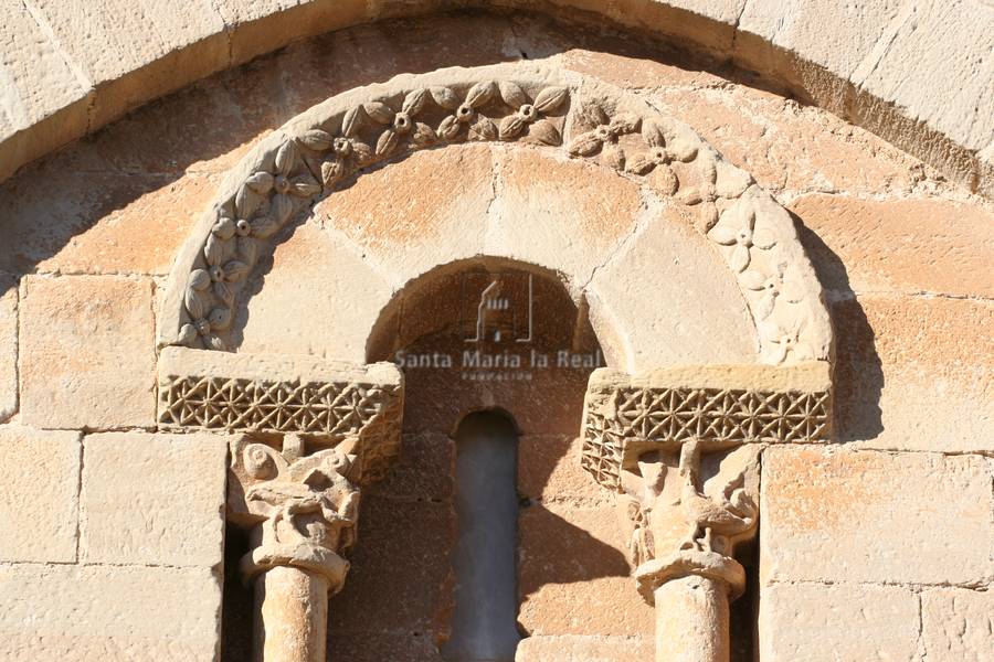 Detalle exterior del arco de una ventana