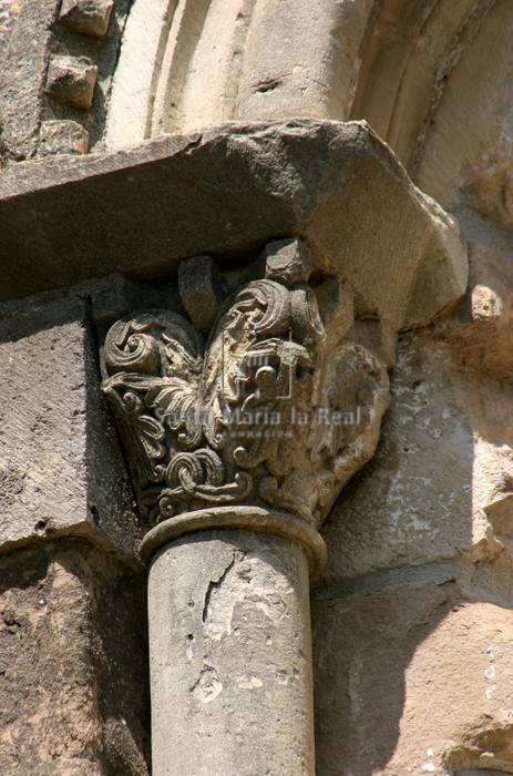 Capitel vegetal de una ventana absidal