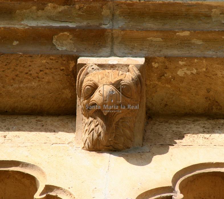 Canecillo de cabeza de aguila-grifo del ábside central