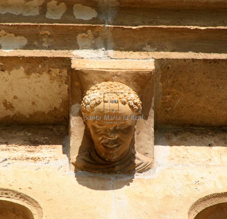 Canecillo con cabeza de hombre de rasgos negroides,en el ábside central