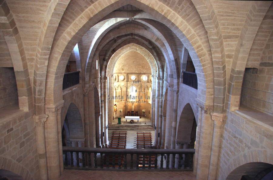 Interior desde  el hastial