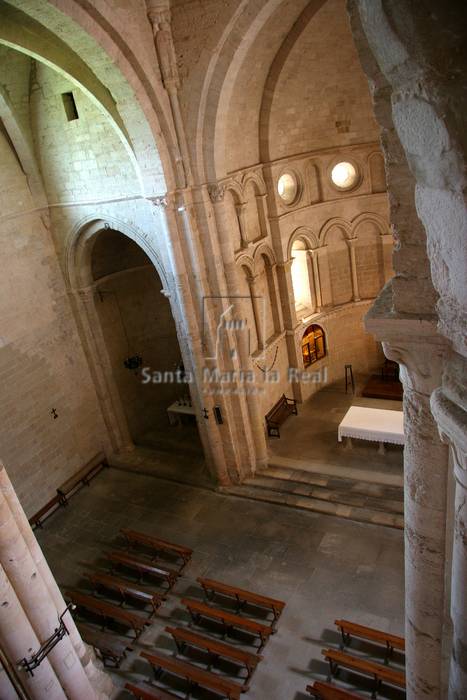 Interior del primer tramo de la nave central  y nave del lado de la epistola