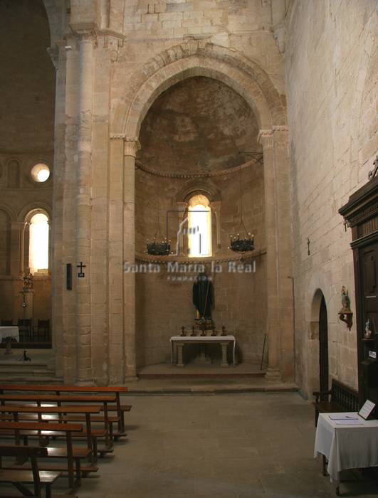 Interior de la nave del lado del evangelio