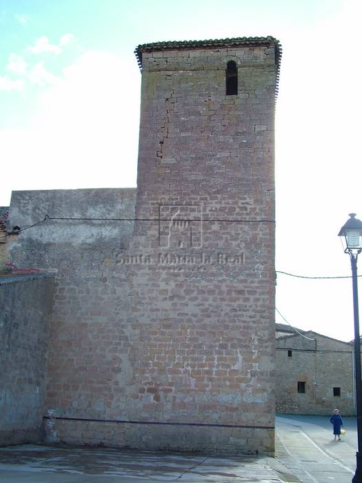 Vista exterior y detalladas de la torre y del edificio desde el norte