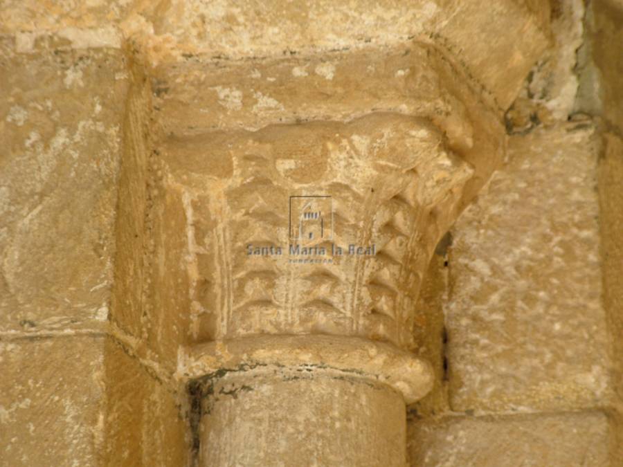 Capitel izquierdo de la portada sur