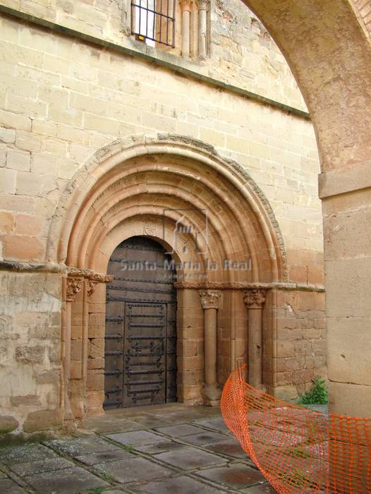 Detalle exterior de las arquivoltas de la portada oeste
