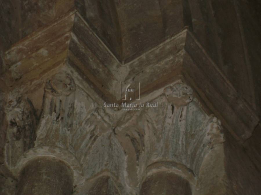 Detalle interior de las basas de las columnas de la ventana occidental del coro
