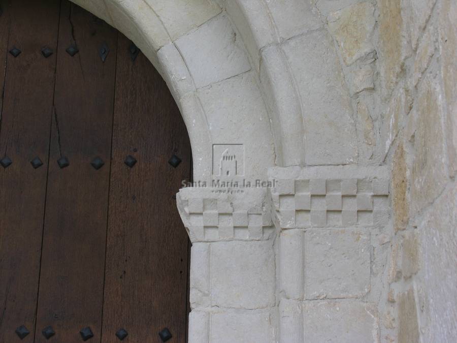 Detalle de los cimacios de la portada sur