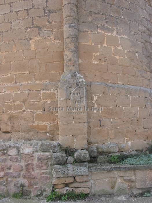 Detalle de la columna adosada en el exterior del ábside