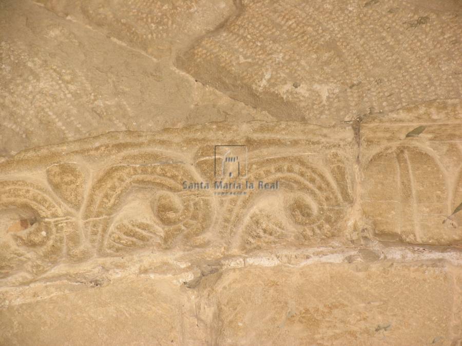 Detalle de la chambrana de la portada sur