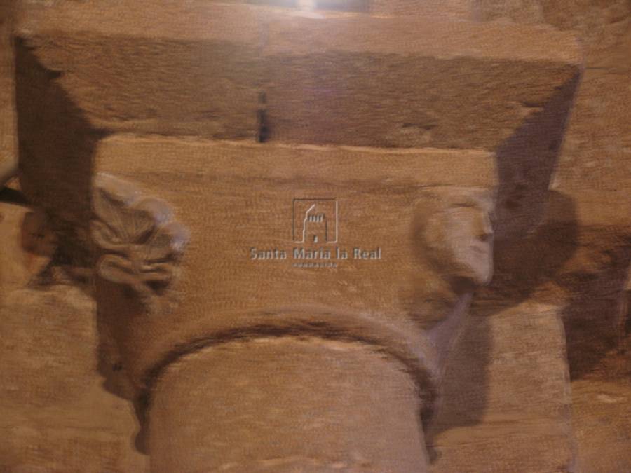 Detalle de un capitel del interior