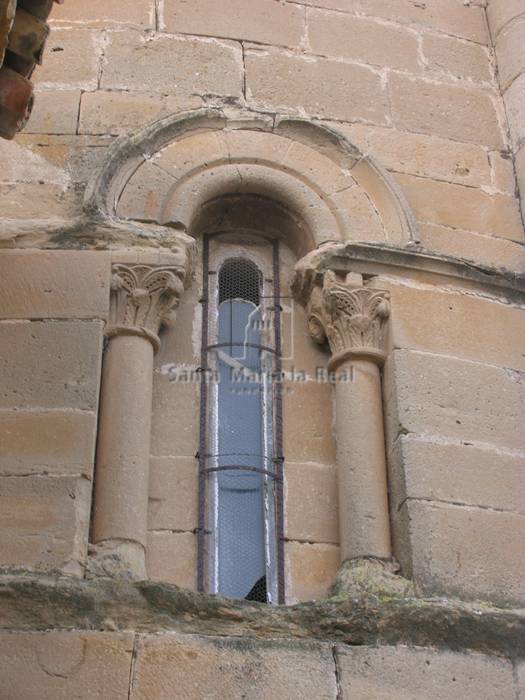 Detalle exterior de la ventana del ábside