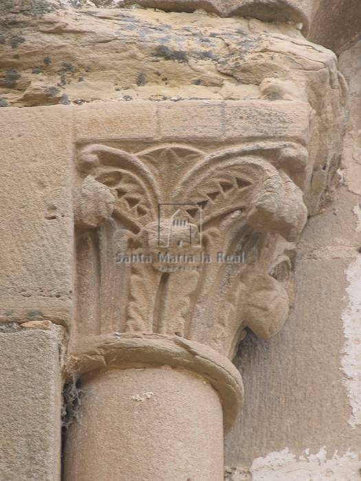 Capitel izquierdo de la ventana del ábside